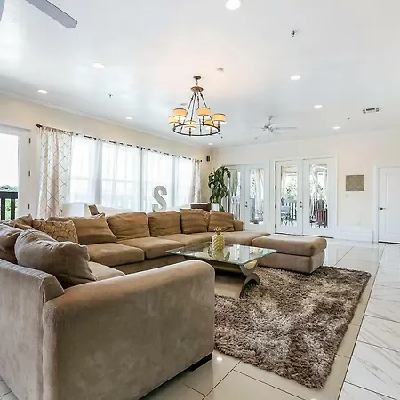 Spacious 4Bd Luxury Penthouse With Balcony